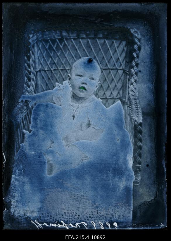 Trofimofi (Trofimov) laps korvtoolis istumas.