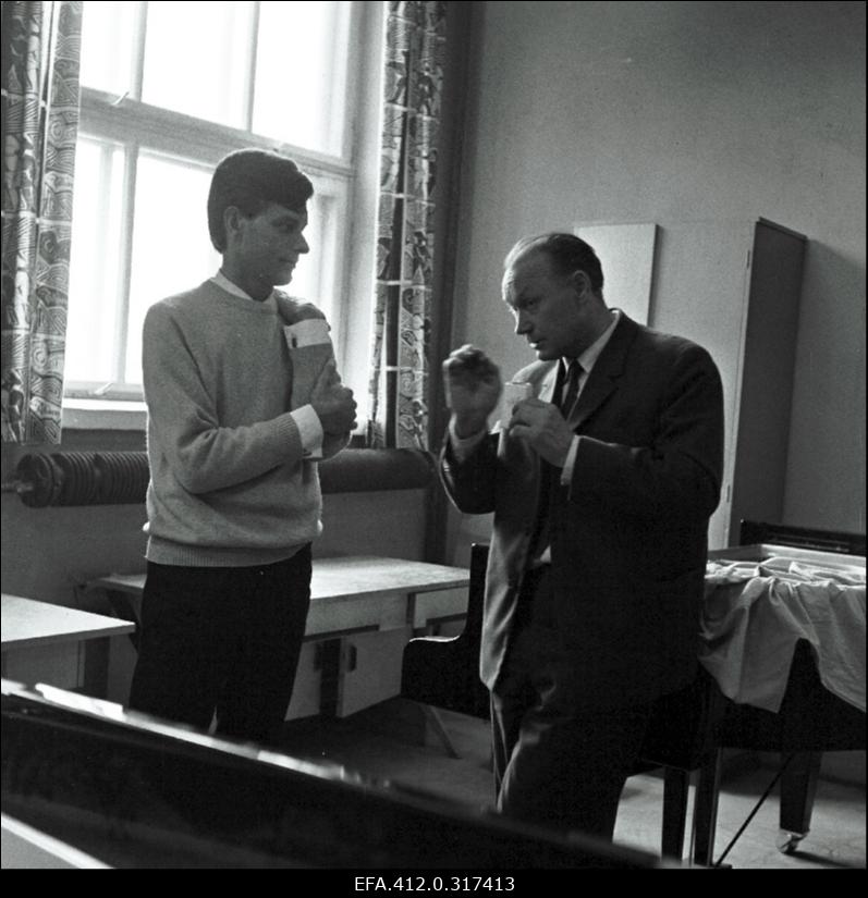 Arbo Valdma Klaverivabrikus (koos Varfolomejeviga).