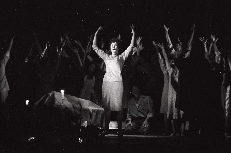 G. Gershwini ooper Porgy ja Bess teatris Estonia. Stseen lavastusest. Keskel Haili Sammelselg.