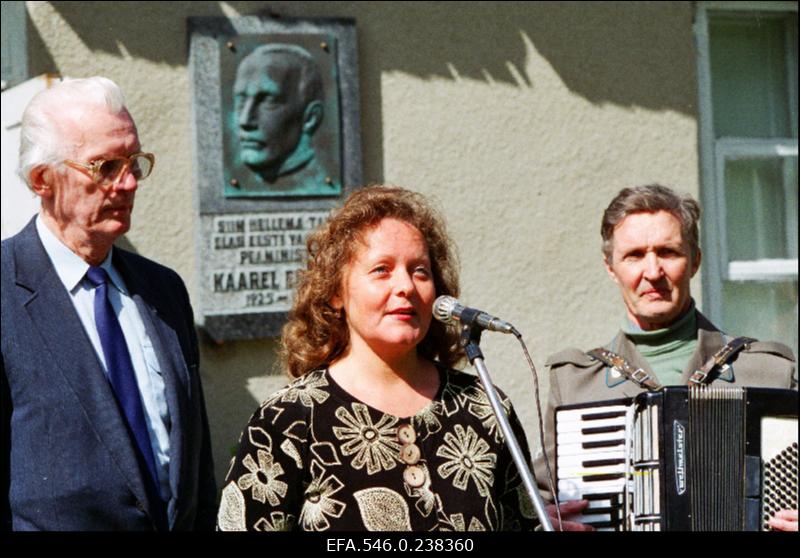 Mälestustahvli avamine Karl Eenpalule Hellama taluhoonel Arukülas.Kõneleb Anne Eenpalu.