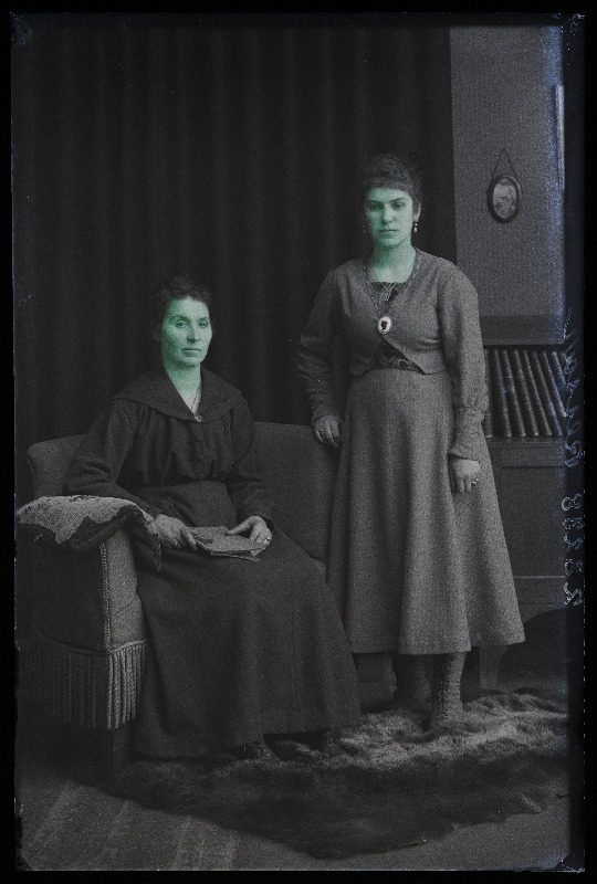 Kaks naist, (foto tellija Ressar).