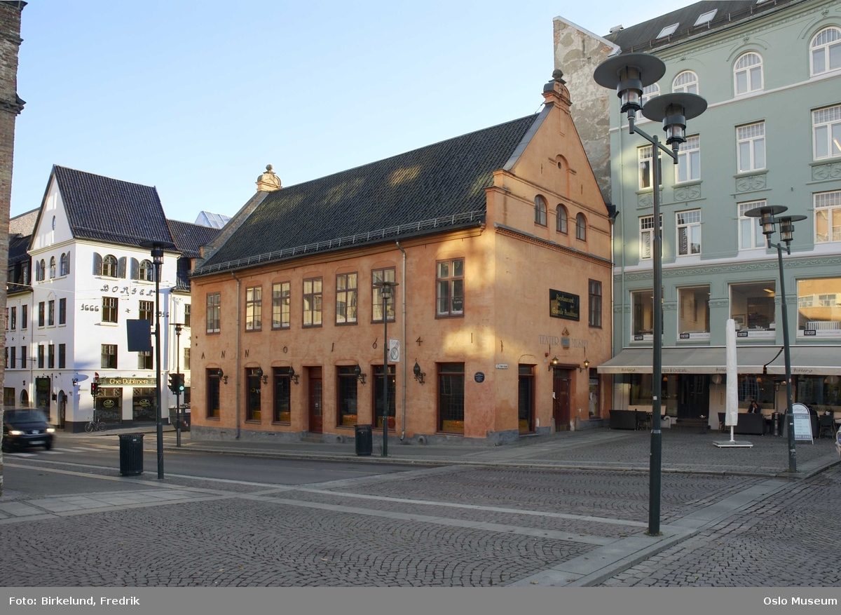 Gamle Rådhus, Teatermuseet, forretningsgårder