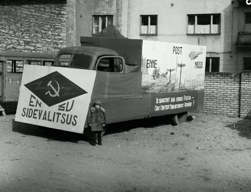 Loosungitega dekoreeritud auto 1. Mai paraadil.