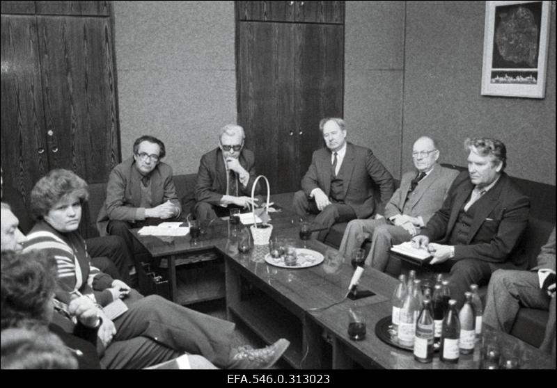 Ajalehe "Rahva Hääl" vestlusringist osavõtja.