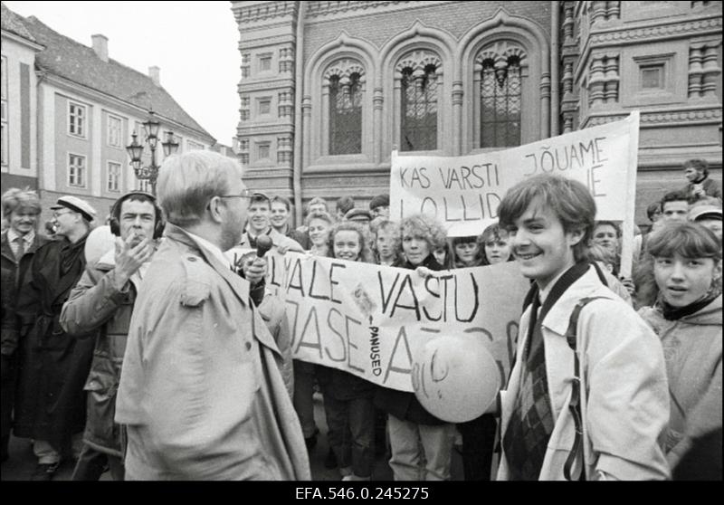 Rahvuslaste organiseeritud Eesti Ülemnõukogu vastane protestiaktsioon Toompeal.