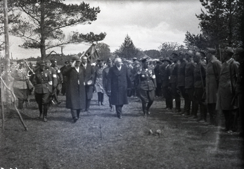 Eestis 17.-20.07.1932 külaskäigul viibiv Soome president P. Svinhufvud ja riigivanem J. Teemant koos saatjatega Sakus asuvasse Kaitseliidu Harju Maleva laagrisse saabumas.