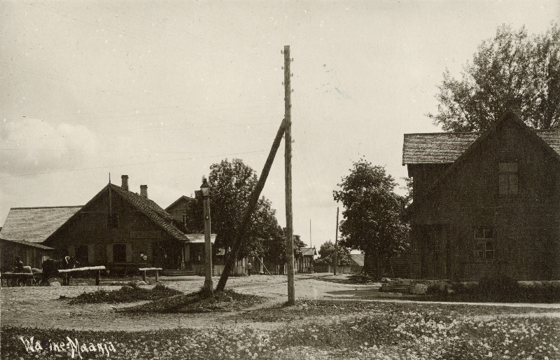 Väike-Maarja alevik, paremal maja, kus  aastail 1882-1883 elas kirjanik Juhan Liiv.