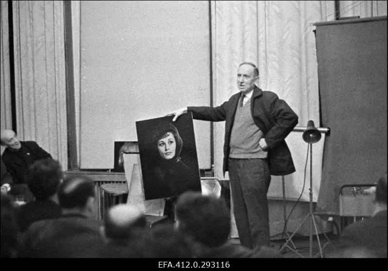 "Kõik fotoportreest" NSVL Ajakirjanike Liidus Moskva osakonna fotosektsiooniklubis "Jupiter" Jevsei Bjalõi, Vassili Malõev, Abram Šterenberg.