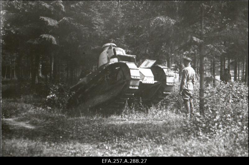 Inglismaalt Eesti sõjaväele saabunud kerge tank kraavist välja sõitmas.