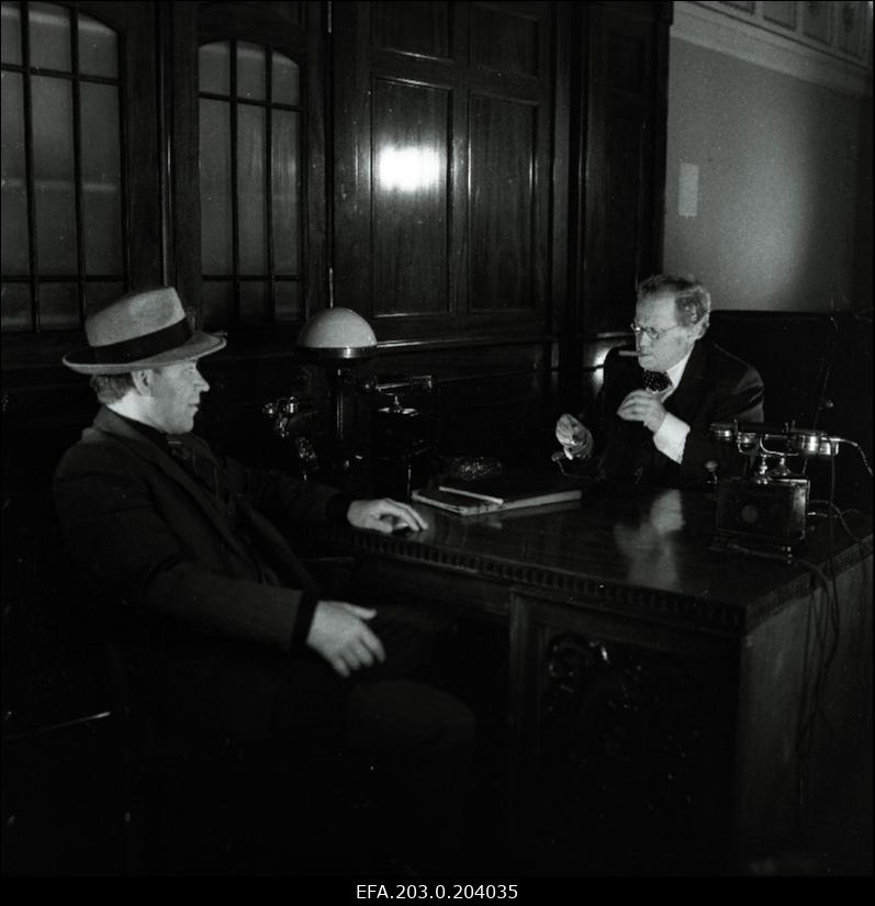 Tallinnfilmi mängufilm "Bande". Ned Beamount (Tõnu Kark) kohtub prokurör Farr'iga (Tõnu Aav).