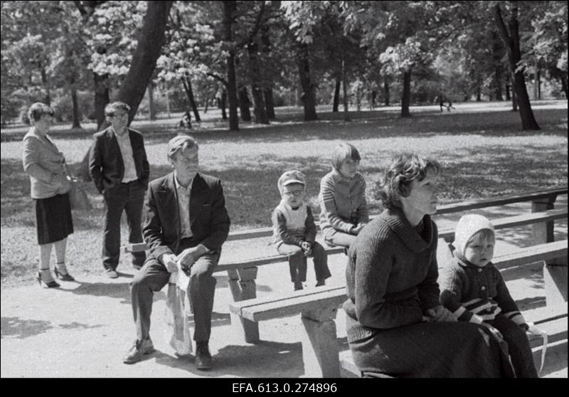 Mai demonstratsioonil "Mood ja muusika" programm kergetööstuse tööliste päev "Kiiev-4".