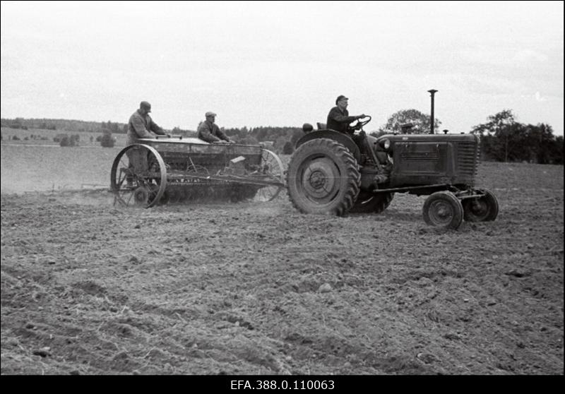 Kevadkülv Viljandi rajooni "Võidu" kolhoosis.
