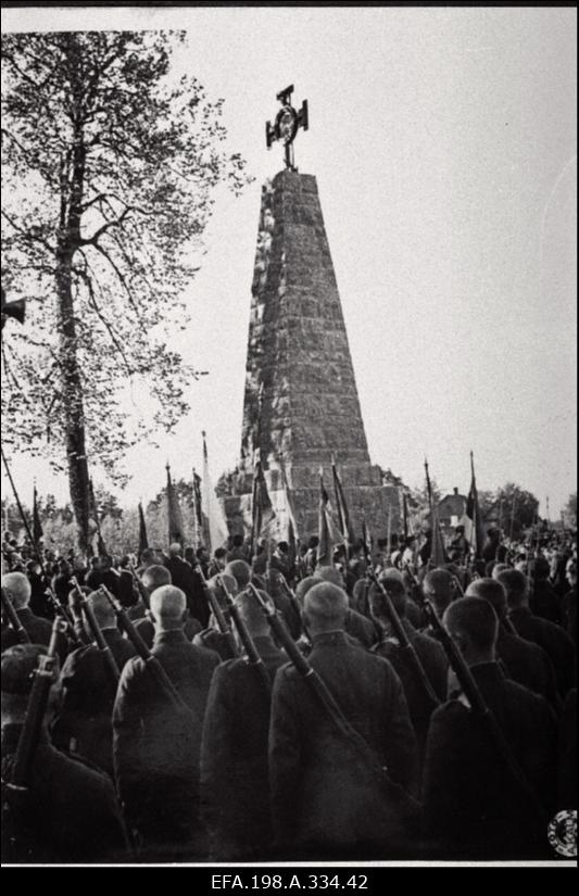 Kaitsevägede ülemjuhatajale kindralleitnant J. Laidonerile Kriuša mälestusmärgi komiteelt. Fotosid Kriuša mälestusmärgi avamiselt. Narva -Jõesuu rannahoone sisseõnnistamine.