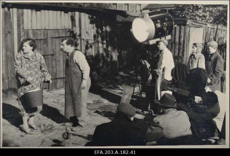 Filmistuudio Tallinnfilm mängufilmi Tagahoovis võtete ajal.