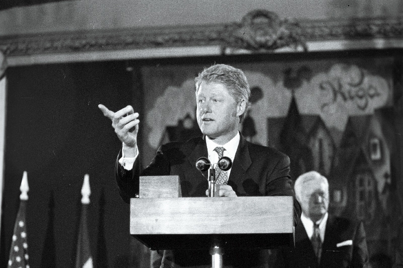 USA president Bill Clinton Riias.