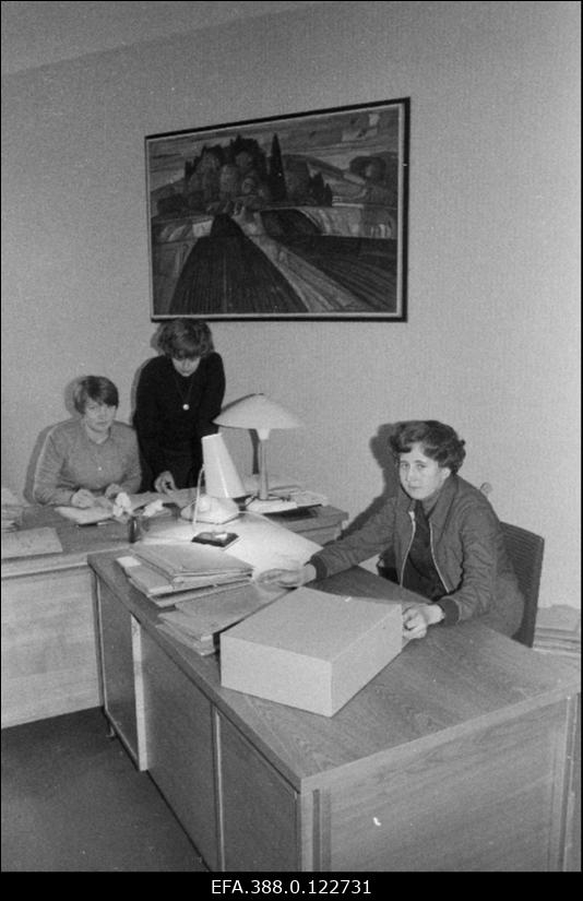 Viljandi Kohtumajas asuva Viljandi Rajooni Riikliku Arhiivi kollektiiv: (vasakult) Tiiu Lübek, juhataja Aita Parik ja Reet Reimand.