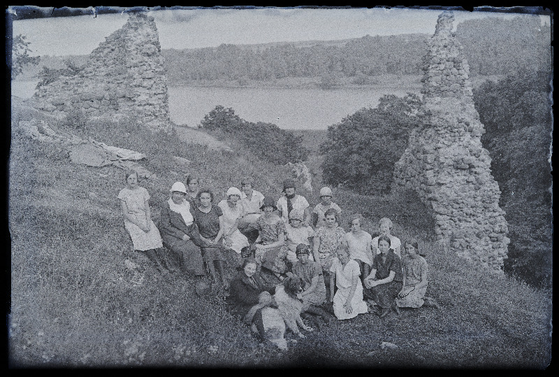Grupp inimesi lossimägedes, (negatiiv ilmutatud 27.06.1926, foto tellija Blaubrück Tallinnast).