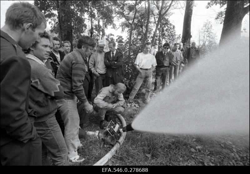 Tuletõrjetehnika katsetamine[metsa]põlengu kustutamiseks.