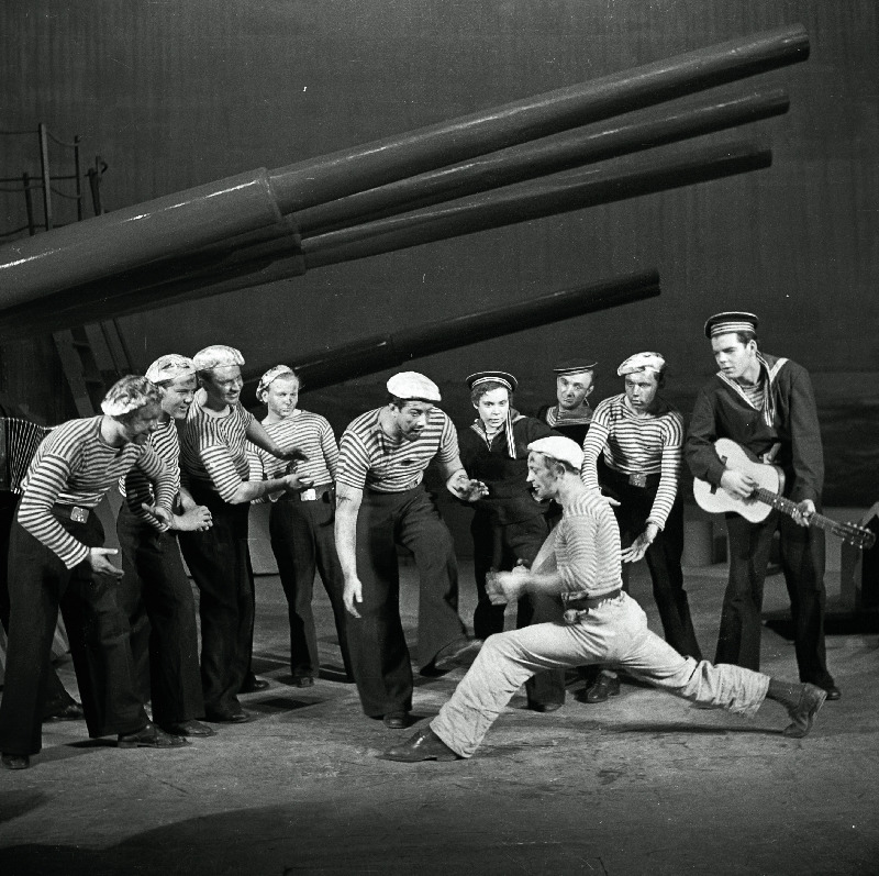 Stseen A. Korneitšuki näidendist „Eskaadri hukk“  V. Kingissepa nimelise Tallinna Riiklikus Akadeemilises Draamateatris.