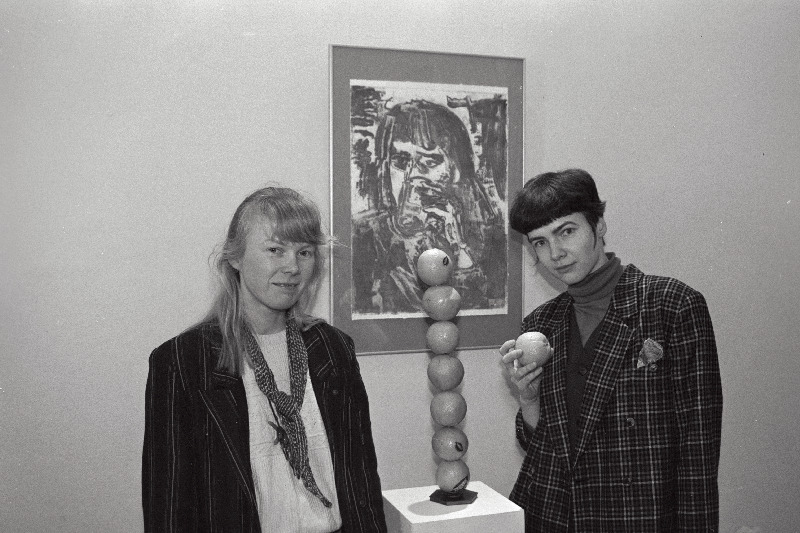 Kunstnike Tuuli Puhveli (vasakul) ja Annika Tontsu oma tööde ühisnäitusel “Ilmateade” galeriis “Tokko ja Arrak”.