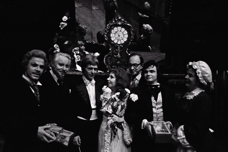 Vene NFSV kirjanduse ja kunsti päevadele Eesti NSV-sse saabunud ooperisolistid RAT "Estonia" töötajatega pärast G. Verdi "Traviata" etendust vestlemas. Vasakult: Sverdlovski A. Lunatšarski nim. Riikliku Akadeemilise Ooperi ja Balletiteatri solist Vladimir Jefimov, RAT "Estonia" solist Uno Kreen, RAT "Estonia" dirigent Peeter Lilje, Leningradi S. Kirovi nim. Riikliku Akadeemilise Ooperi- ja Balletiteatri solist Irina Zimenko, RAT "Estonia" lavastaja Arne Mikk, Leningradi S. Kirovi nim. Riikliku Akadeemilise Ooperi- ja Balletiteatri solist Konstantin Plužnikov ja RAT "Estonia" ooperisolist Tiina Jaaksoo.