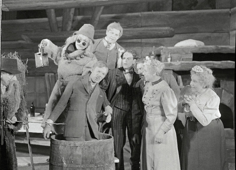 Stseen O. Lutsu jutustuse Tootsi pulm dramatiseeringust, (paremalt) Kiir - Ervin Abel, Toots - Jaanus Orgulas.