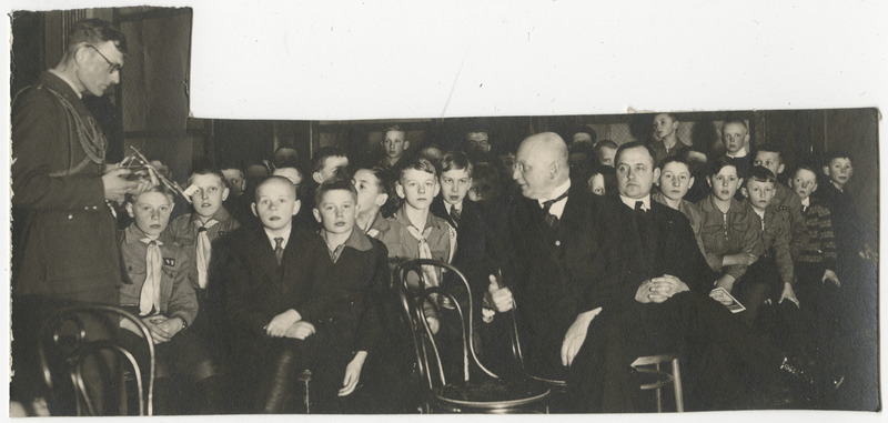 Noorte Kotkaste lennukimudelite valmistamise kursused Tartus 1932. aasta kevadel, kapten Voldemar Andresen noorkotkastele lennukimudelit tuvustamas