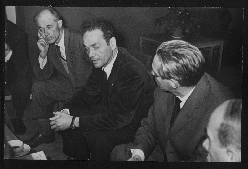 Tšiili kirjanik N. Parra (keskel) vestlemas J. Smuuli (paremal) ja R. Sirgega (vasakul) Kirjanike Majas.
