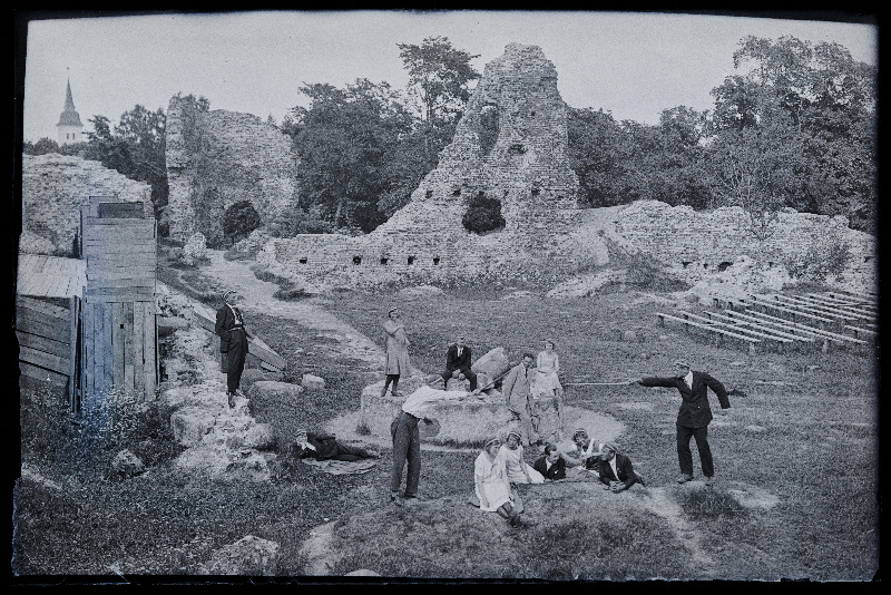 Grupp teklites noori lossimägedes, (negatiiv ilmutatud 27.06.1926, foto tellija Kuul Tallinnast).