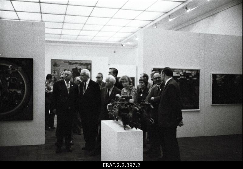 EKP Keskkomitee büroo liikmed Kunstihoones [Aasta ülevaatenäitust] tutvustab kunstiteadlane I. Teder. Kohal ka kunstnikud E. Okas, E. Põldroos jt.