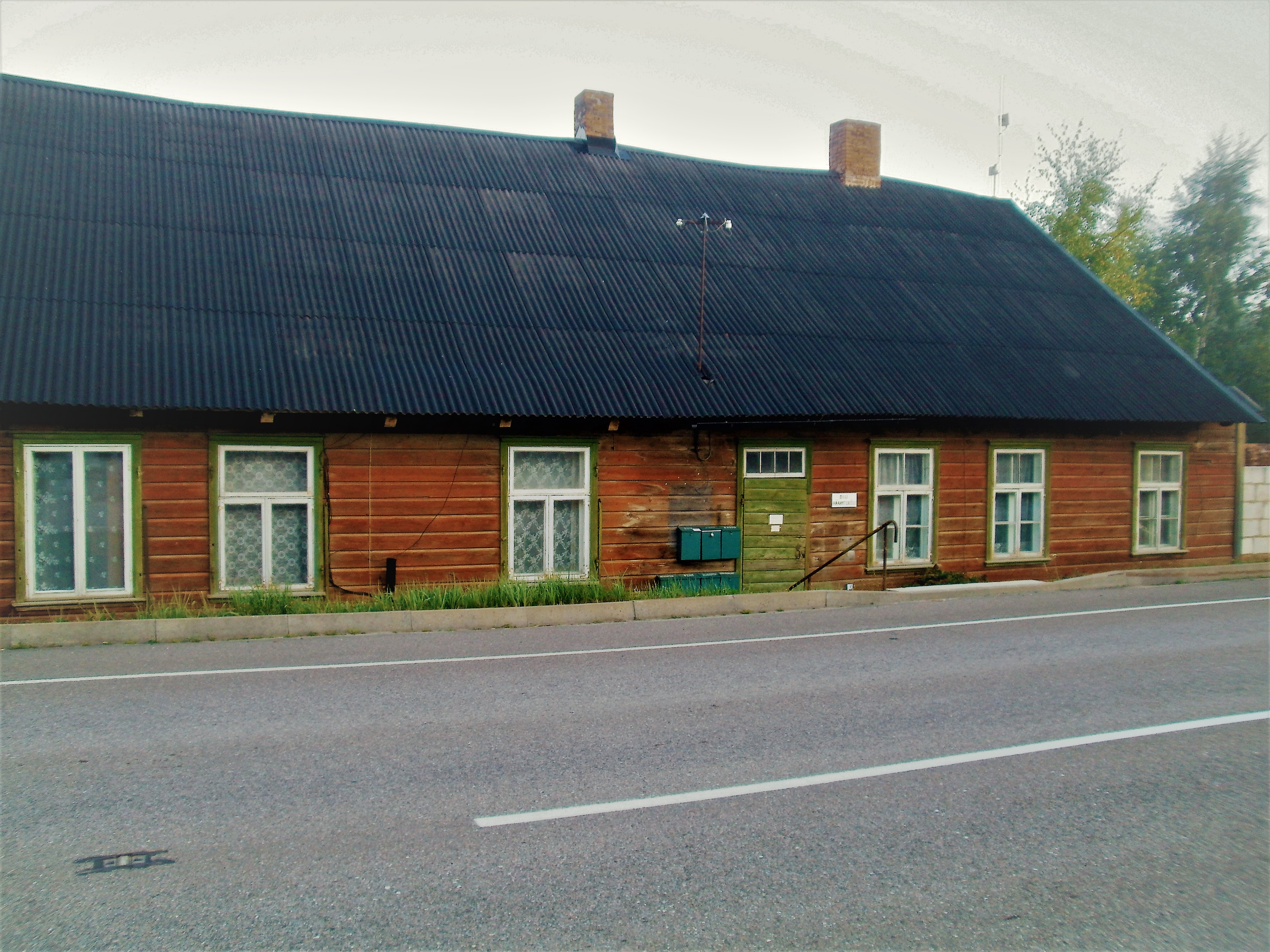 Oiu, Viljandi maakond. 3 - Vana kõrts ja postkontor jõesilla lähedal. Vaade põhjasuunas.