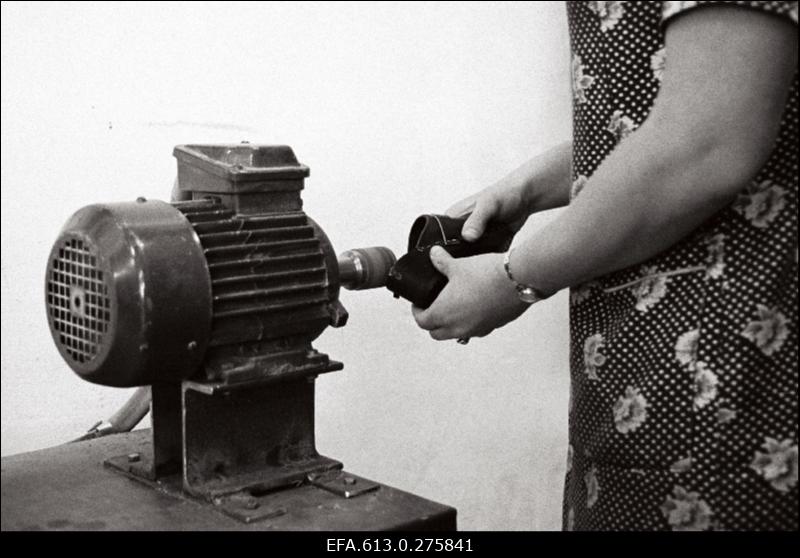 Ekspordibüroo tellimus - "Kommunaari" puittaldadega jalatsid.