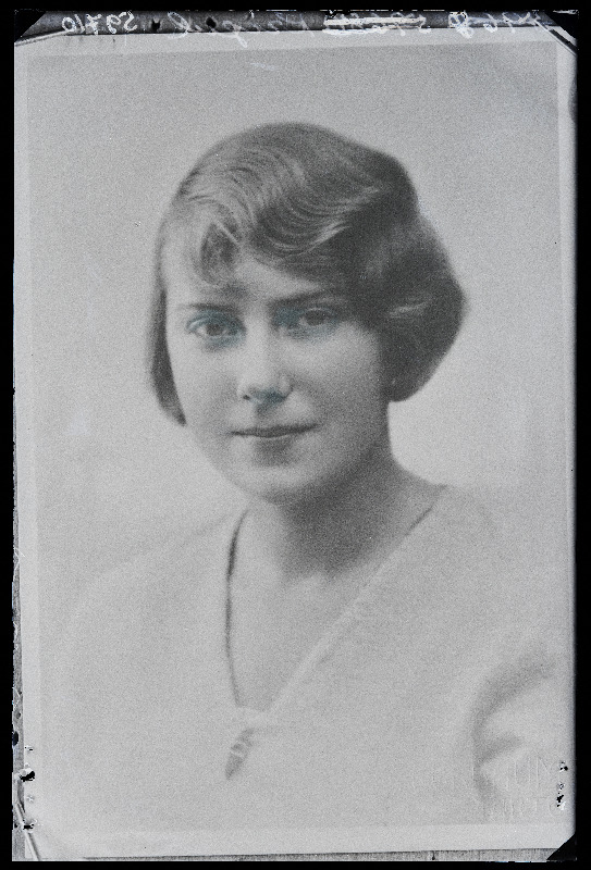 Naise foto, (30.09.1932 fotokoopia, tellija Krigul).