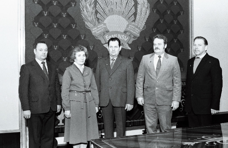 Eesti NSV Ülemnõukogu Presiidiumis autasustatud Julius Lokko, Arvo Saar, Harald Tuberik. Vasakult 2. Eesti NSV Ülemnõukogu Presiidiumi esimehe asetäitja Maia Leosk.