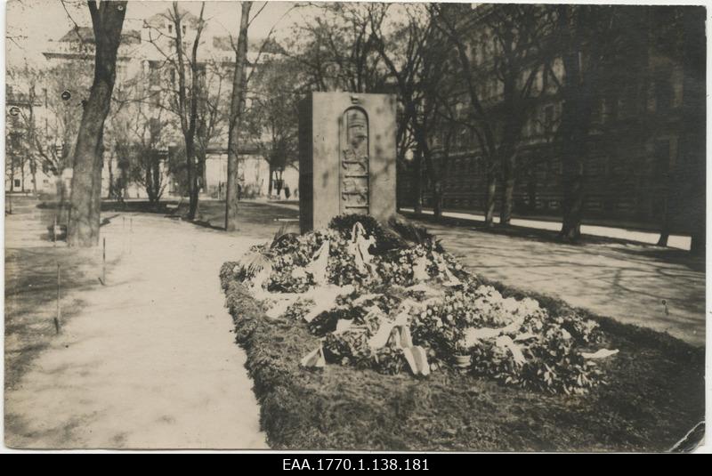 Eesti Vabadussõjas langenud soome sõdurite ühishaud ja mälestussammas Helsingi kirikupargis