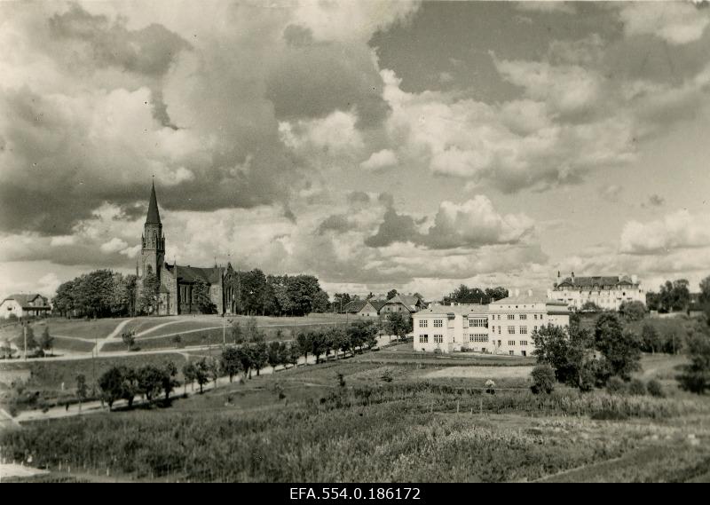 Vaade Viljandile, vasakul Pauluse (maakoguduse) kirik, paremal ees Viljandi I algkool, taga Eesti Panga Viljandi osakonna hoone.