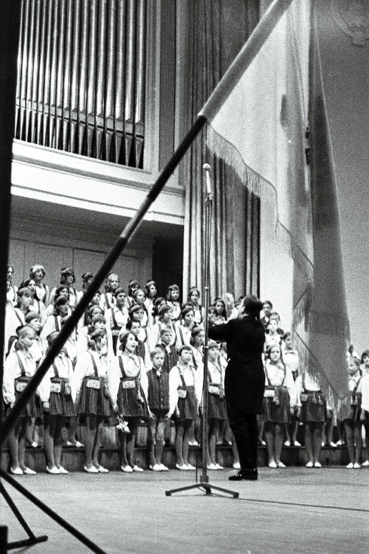 Tallinna Pioneeride Palee lastekoor Eesti NSV teenelise kunstitegelase H. Kaljuste juhatusel V. I. Lenini nimelise pioneeriorganisatsiooni 47. aastapäeva tähistamise kontserdil „Estonia“ kontserdisaalis esinemas.