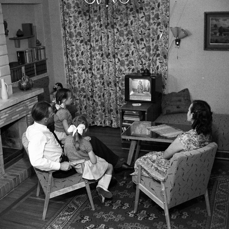 Arhitekt Karro koos perekonnaga kodus televiisorit vaatamas.