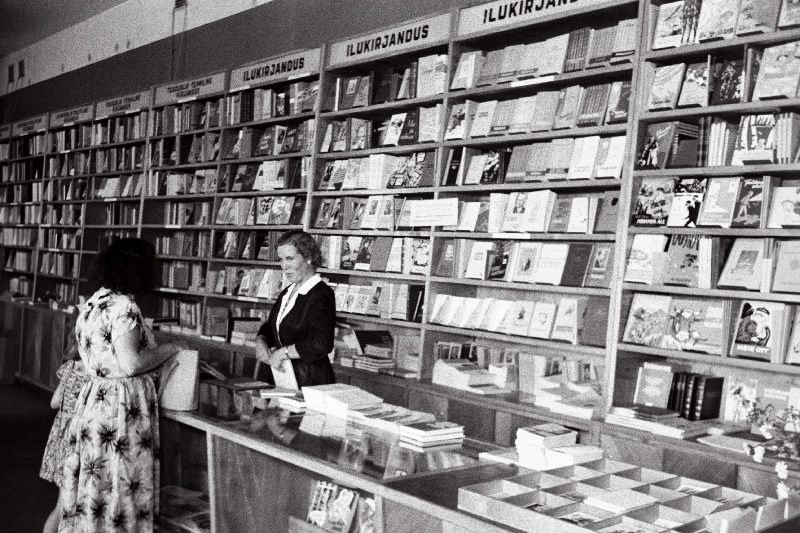 Eesti NSV Raamatukaupanduse Valitsuse Tallinna raamatukaupluse nr. 32 (Kingissepa tänav 32) müüja Evi Palm ostjaid teenindamas.