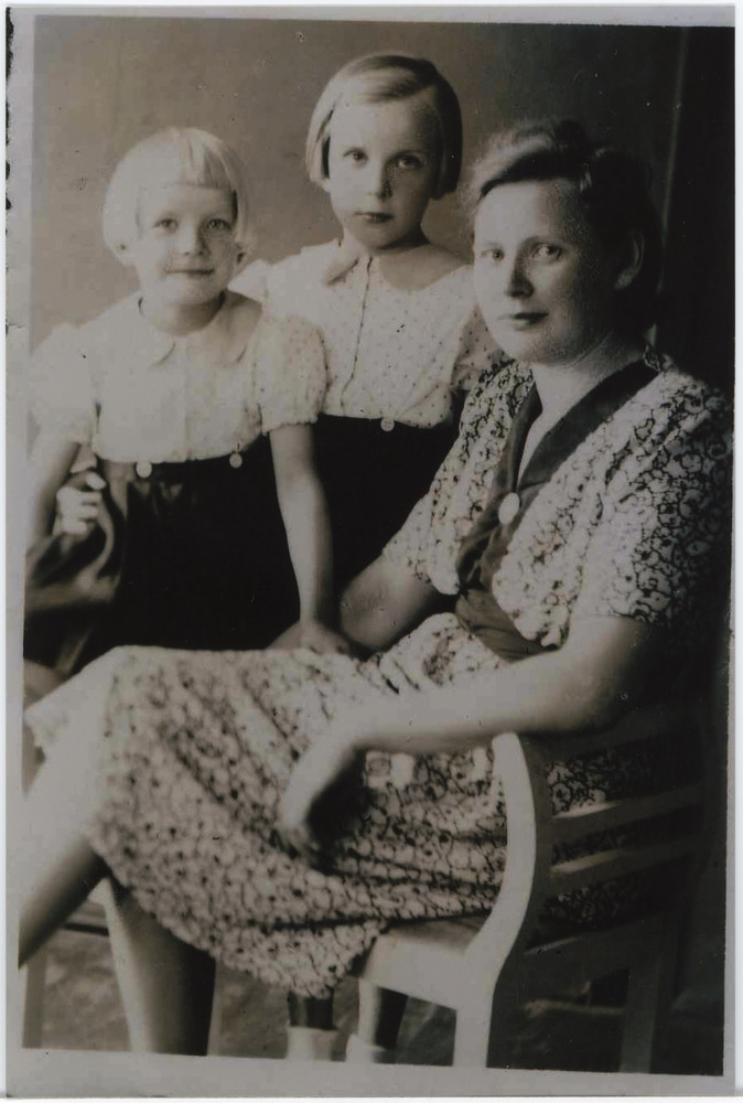 Leida Otto oma tütarde Kaja ja Viivikaga Pisisaares, fotokoopia