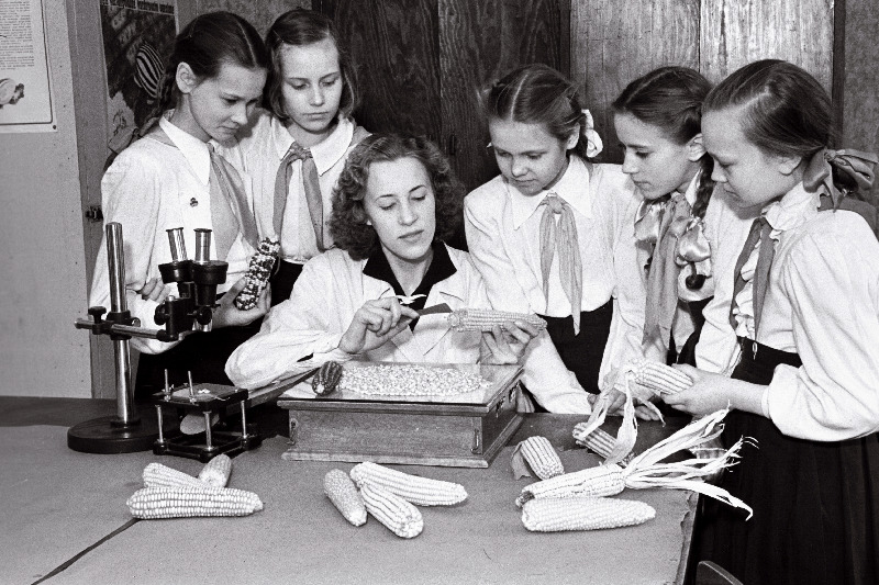 Tartu masina-traktorijaama laborant A. Härmat tutvustab Tartu 10. 7-klassilise kooli pioneeridele maisikülvamise masinat.