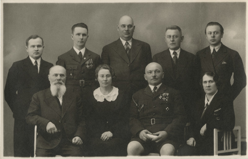 Tartu Skaudisõprade Seltsi juhatus 1937. aasta kevadel, grupifoto. Esimeses reas vasakult: revisjoni komisjoni esimees P. Kase, gaidimaleva vanem S. Tõnisson, eimees K. Saral, esimehe abi E. Hünerson; teises reas: sekretär J. Erikson, propagandajuht H. Michelson, ametita juhatuse liige J. Bürger, laekur A. Laas, revident H. Mihkelson