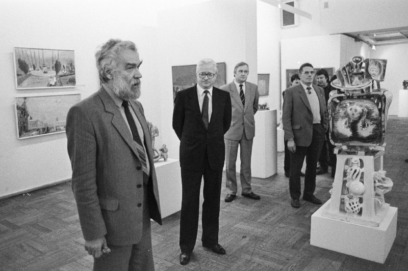 Leningradi kaheksa kunstniku näituse Tallinna Kunstihoones avab Eesti NSV Kunstnike Liidu juhatuse esimees Enn Põldroos. Tema kõrval Eesti NSV Kultuurikomitee esimees Jaak Kaarma, EKP Keskkomitee kultuuriosakonna juhataja Tiit Koldits.