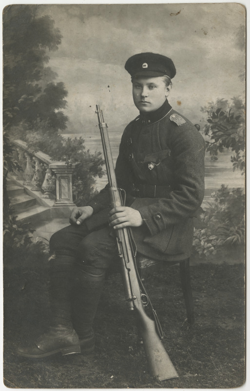 Sõjaväelane püssiga.