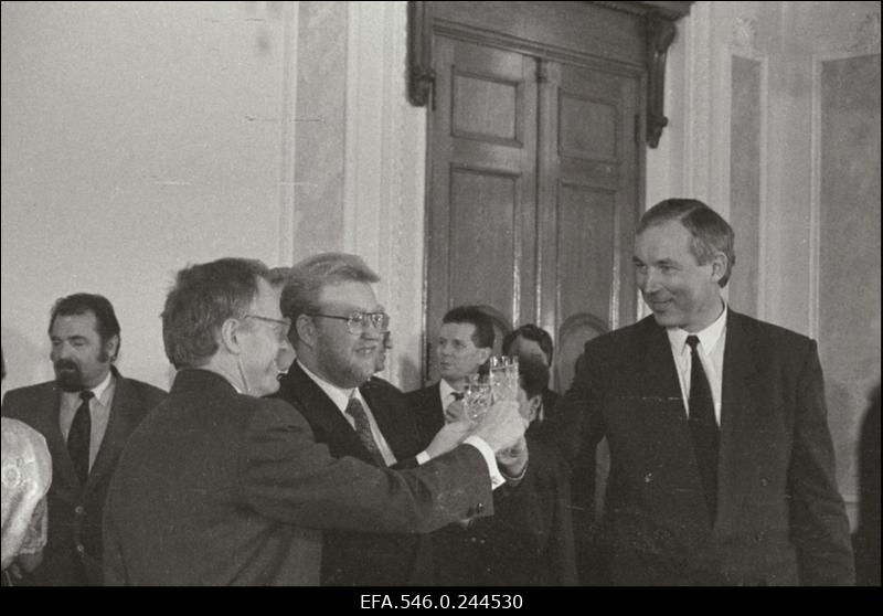 Balti riikide peaministrid  Valdis Birkavs, Mart Laar, Adolfas Slezevicius kirjutavad alla vabakaubanduslepingule.