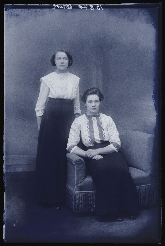 Kaks naist, (foto tellija Wiik [Viik]).