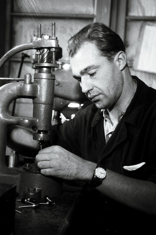 Tehase Punane Ret kommunistliku töö brigaadi nimetust taotleva brigaadi juht, brigadiride nõukogu esimees E. Kusov.
