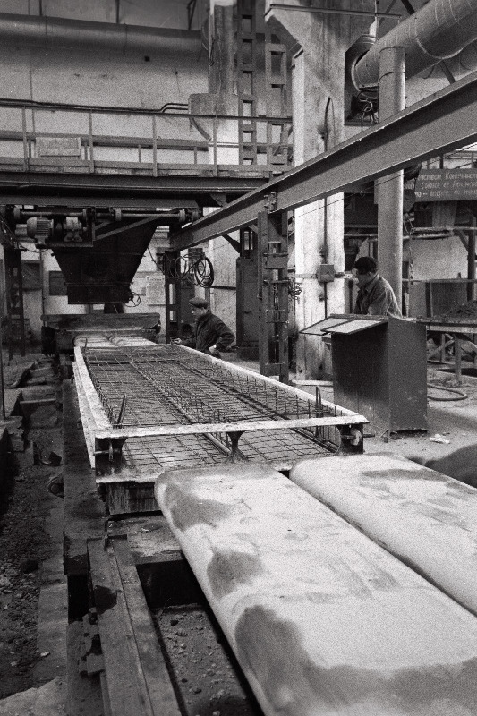 Tallinna Raudbetoontoodete Tehase töölised valmistuvad kahe avaga vahelaepaneeli vormimiseks. Juhtimispuldi juures on brigadir Kapustin.