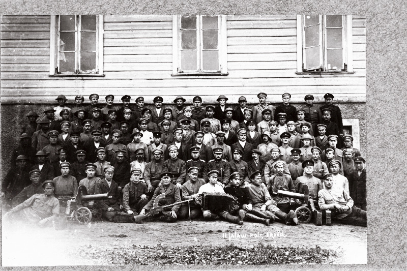 Vabadussõda. 2.Jalaväepolgu 8.rood Lipno (Liepna) mõisas. II reas (pillimehe taga, piits käes) rooduülem lipnik Andrei Linson, tema paremal käel roodu nooremohvitser Johan Matson.