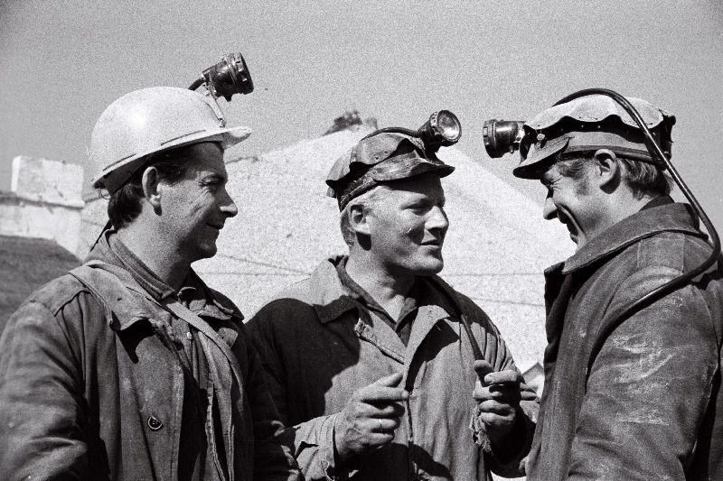 Trusti "Eesti Põlevkivi" kaevanduse nr.4 laavakaevurid (vasakult) I.Pekki, M.Surva ja V.Kekstase.